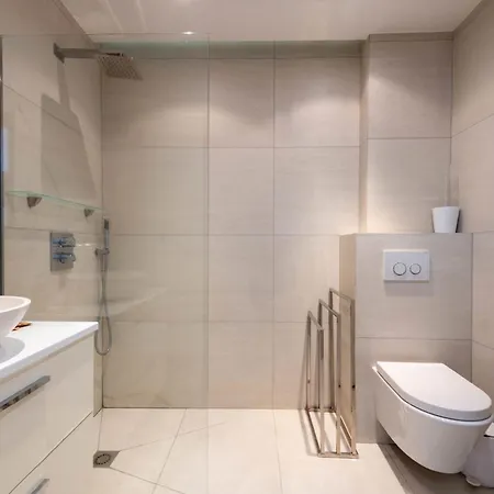 With Terrace Pool & Access Golfe-Juan