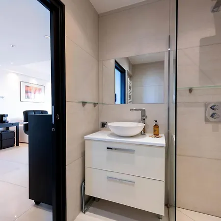 With Terrace Pool & Access Apartment *