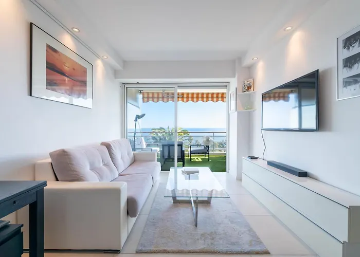 With Terrace Pool & Access Golfe-Juan